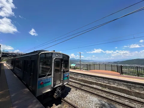 青空と列車、遠くの街並み