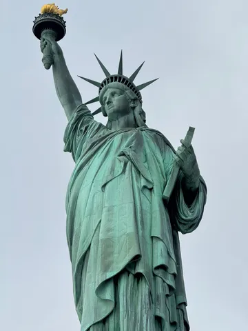自由の女神、空を見上げる
