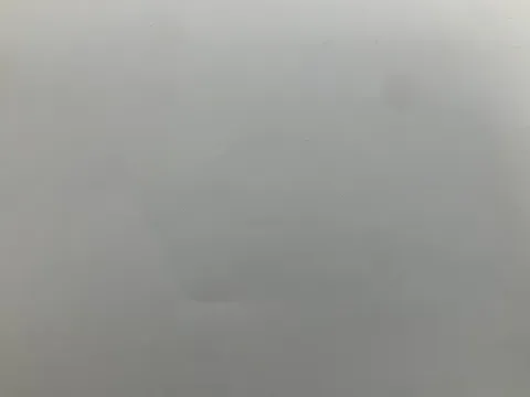 静謐な紙面の微かな影