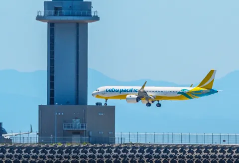空へ向かう翼、管制塔と