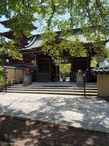 木陰に揺れる静かな境内