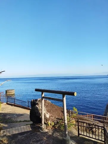 青い空と青い海、鳥居の風景