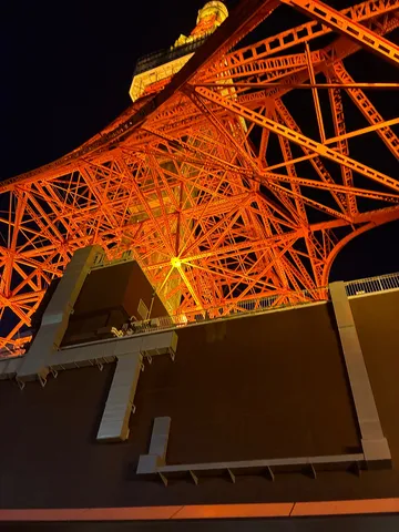 東京タワー、下から見上げると圧巻！