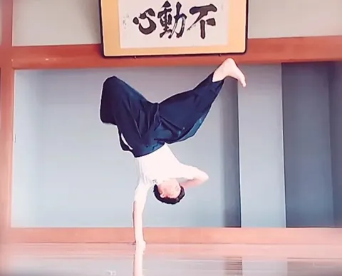 「心動不」と見せかけて体が動く