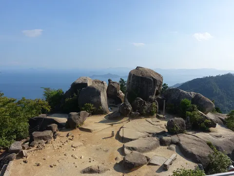 岩と海が奏でる高台の景色