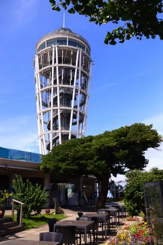 青空と円筒の回廊