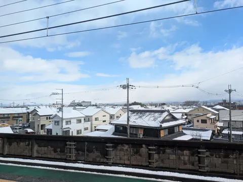 雪景色の静かな街並み