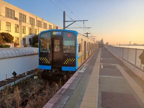 夕陽に染まる海沿いの電車