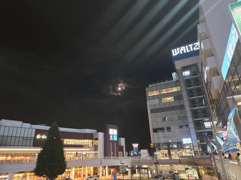 夜空の舞台、主役はどっち？