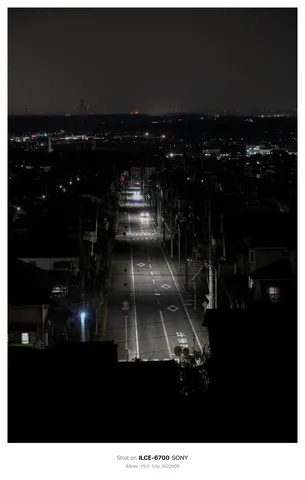 夜の直線路に灯る静寂