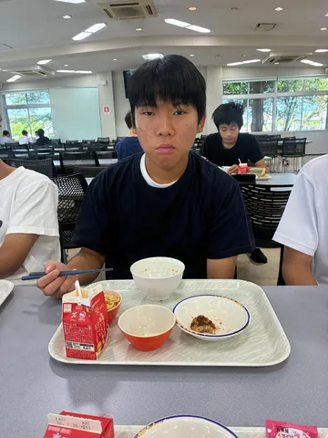 午後のひととき、静かな食事風景