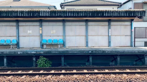 静寂の駅、風の囁き