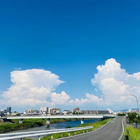 夏の入道雲と街の風景