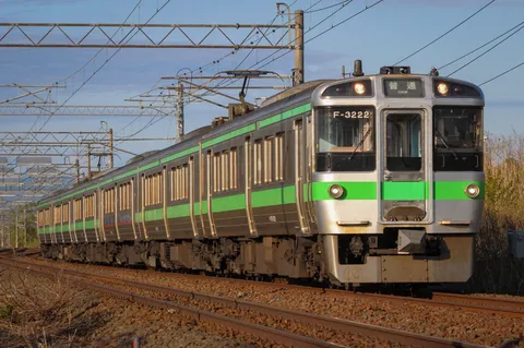 緑の帯を纏ったローカル線