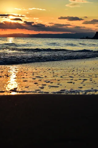 夕陽と波の静かな記録