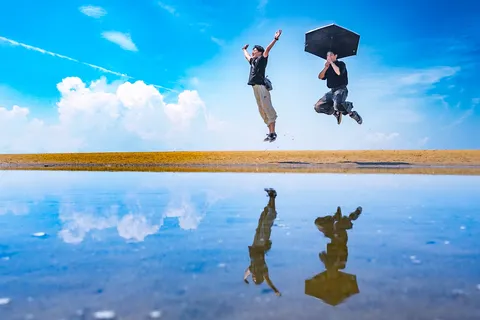 空と水面のシンクロジャンプ