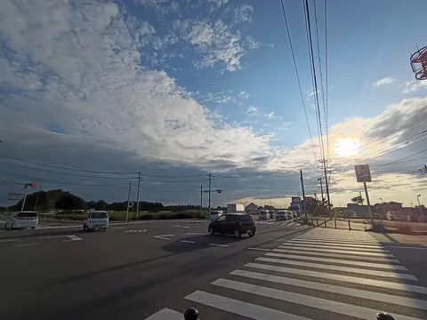 夕暮れの交差点に揺れる光