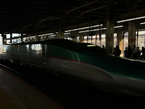 夜の新幹線、静かに走る