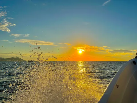 水しぶきと夕陽のゴールデンタイム