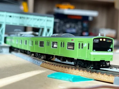 ジオラマに停車中の新緑列車