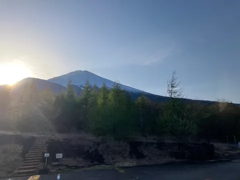 朝焼けと山の静かな影