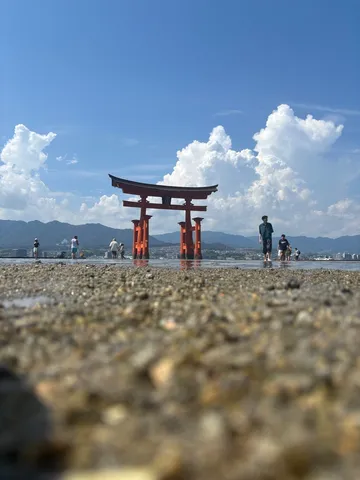 海辺の鳥居と青い空