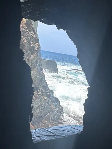 海の抜け口と岩肌