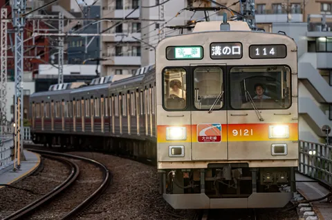 カーブを曲がる主役電車