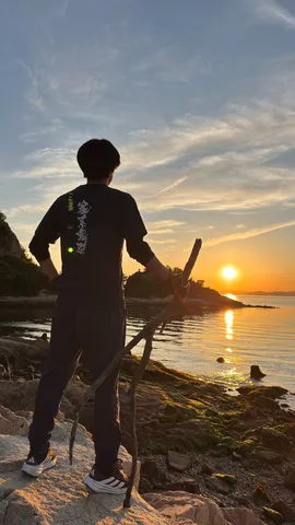 黄金に染まる海のほとり