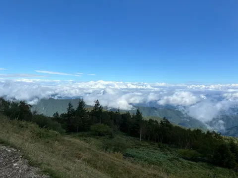 雲海と山の緑、青い空