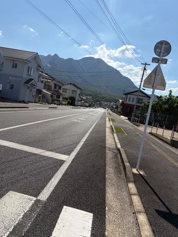 山と街並みのコントラスト