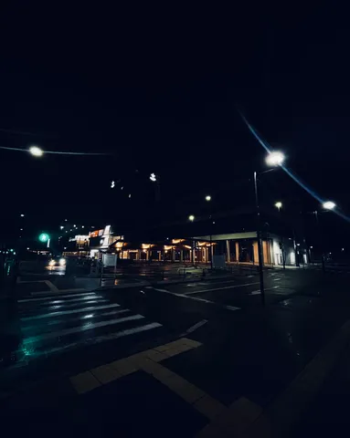 雨上がりの交差点、光の道