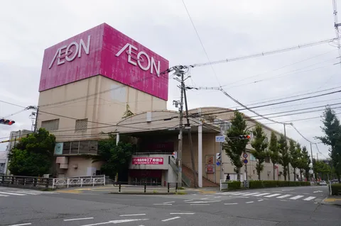 街角に浮かぶピンクのAEON