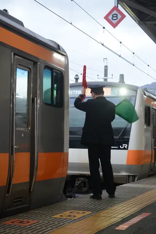 発車、安全確認の瞬間