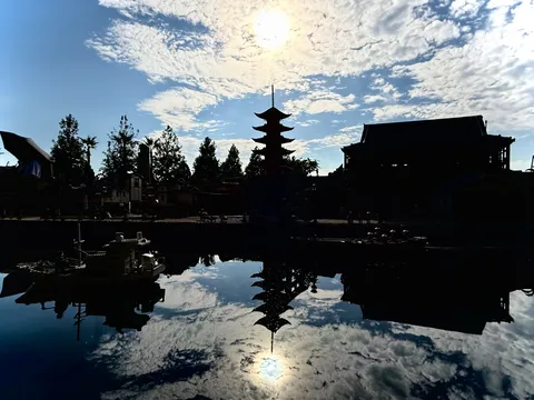 夕景と水面の影法師