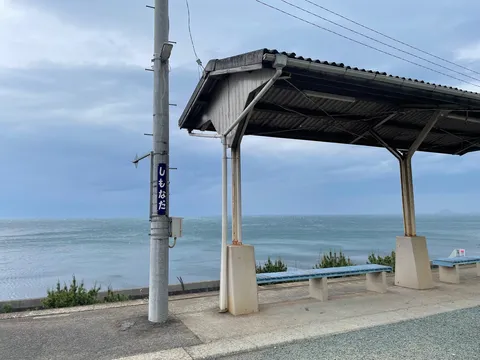 潮風が運ぶ、寂寥の海辺駅