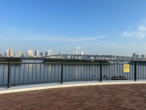 湾岸の都会と空のコントラスト