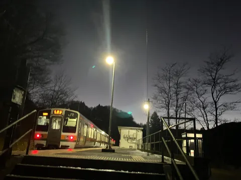 夜の駅、光の停車