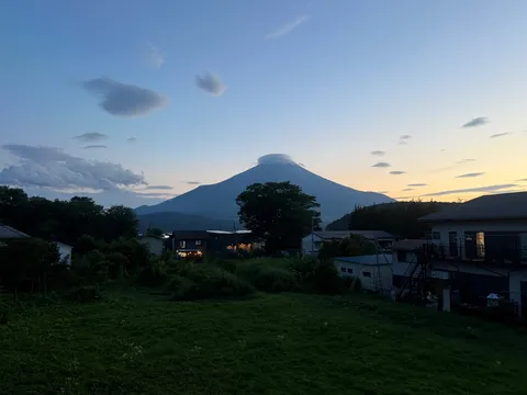 夕暮れの山と町のあいだ