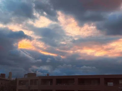 雲間から覗く夕焼け