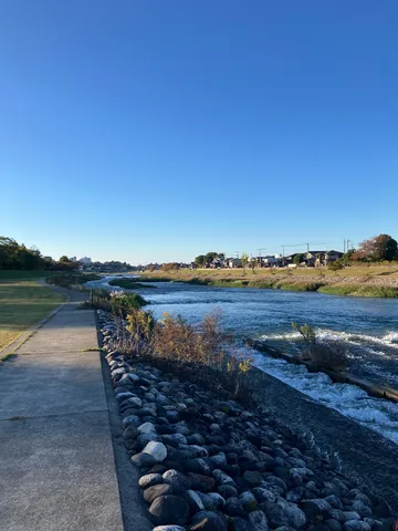 清々しい川辺の散歩道
