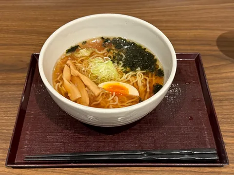 醤油の香りが漂ってきそうな一杯