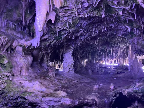 神秘的な光が導く、地下の迷宮