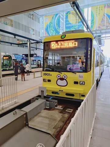 黄色い電車とカエルの顔