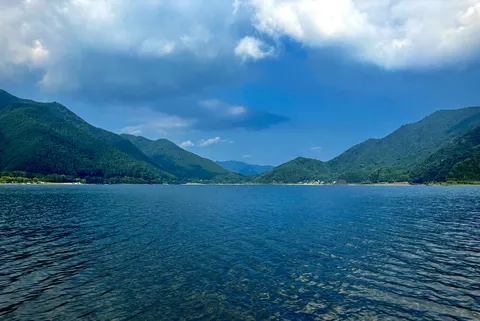 山々に囲まれた静かな湖面