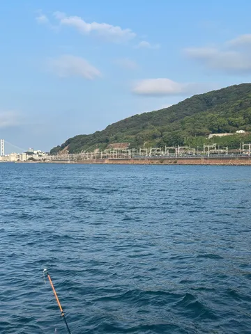 海釣りと鉄路の風景