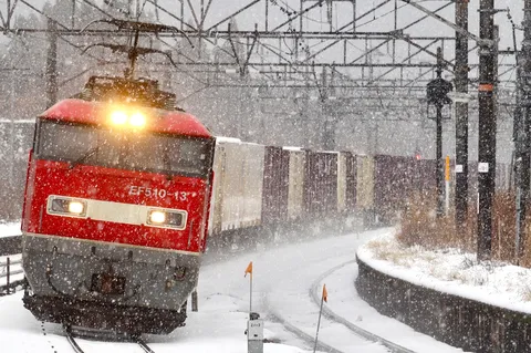 吹雪の中、輝くヘッドライト