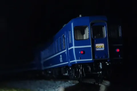 夜を駆ける青い列車の幻影