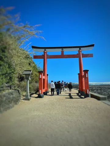 青空と朱の鳥居が映える道