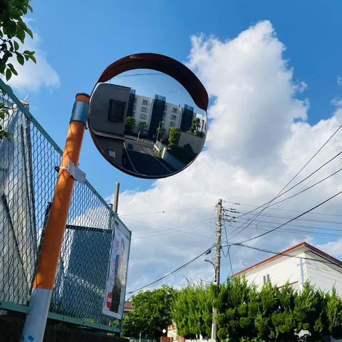 カーブミラーに映る日常